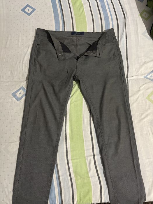 Pantaloni de stofă mraca Zara.