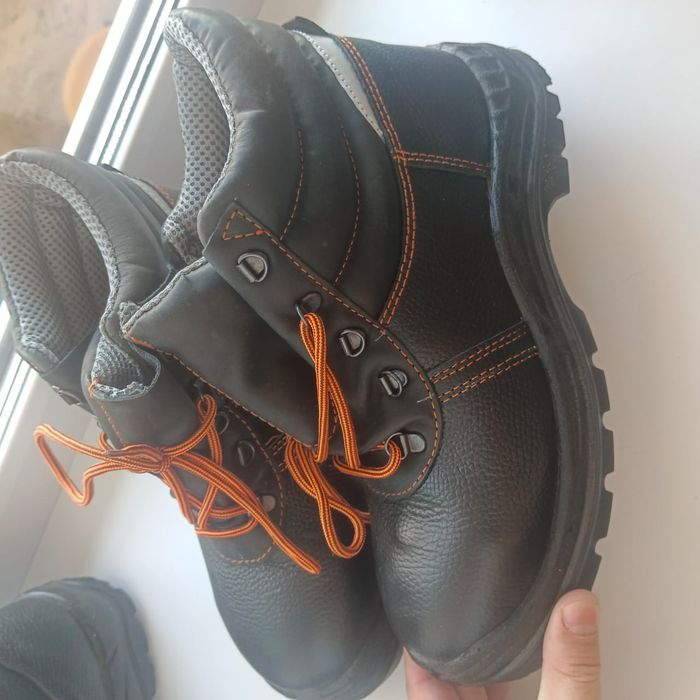 Продам новую спец обувь с металлическим подноском 42 размер лето-осень