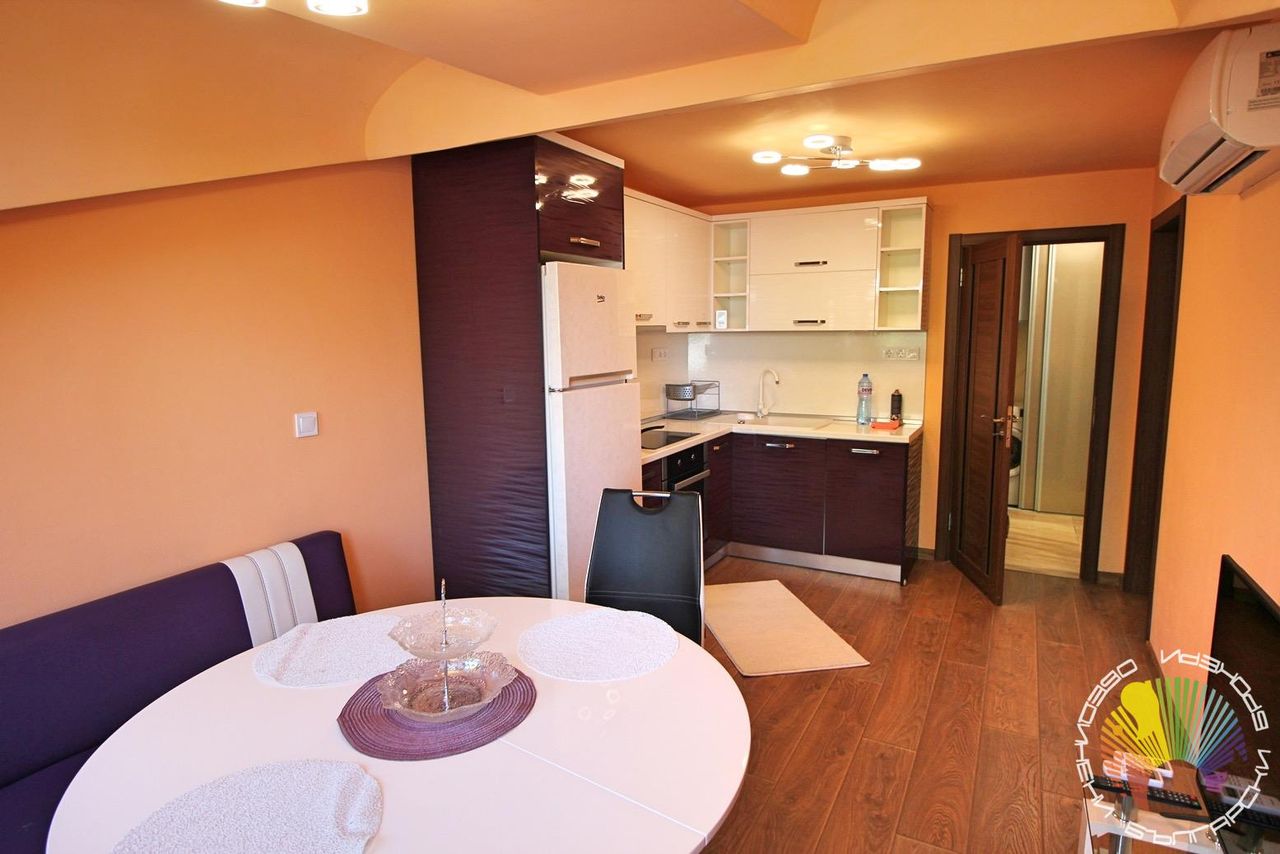 Дава се под наем Тристаен апартамент в Бургас, Център - 90 кв.м за 612 € - Снимка #3