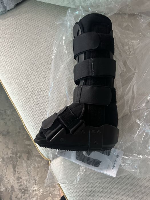 Orteză tip walking boot pentru gleznă și picior.