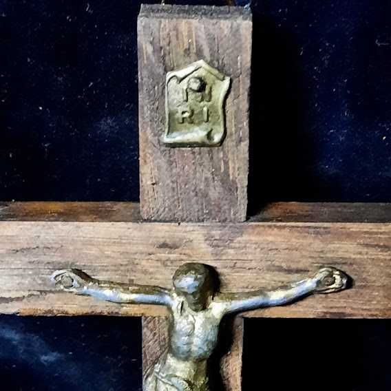 crucifix din lemn cu bronz