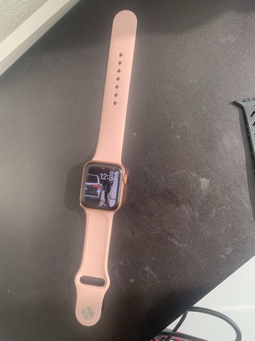 Apple watch se новый емкост 100%