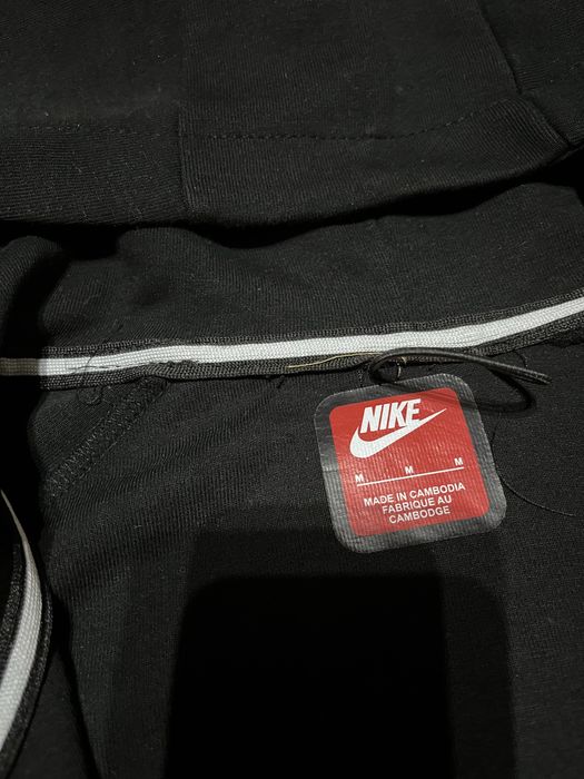 Nike tech fleece black and white