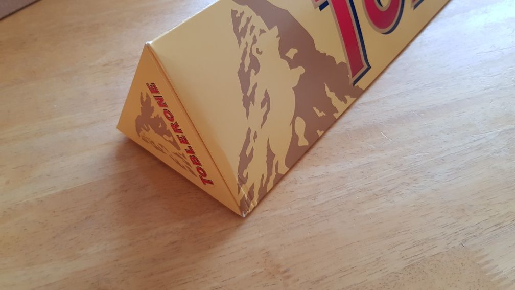 Кутия от гигантски Toblerone