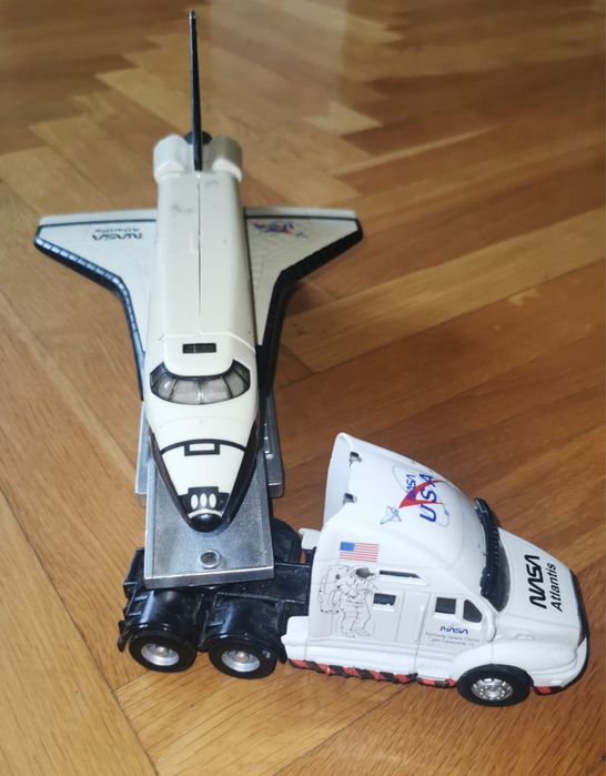 Американски транспортен камион Maisto бял космическа совалка Атлантис