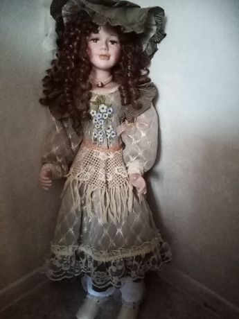 Продам кукла форфоровая коллекционное рост 78см. Цена 100000теньге.