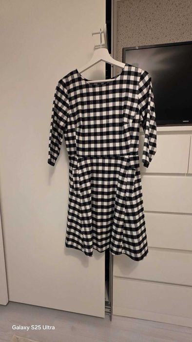 Vand rochii purtate o singură dată