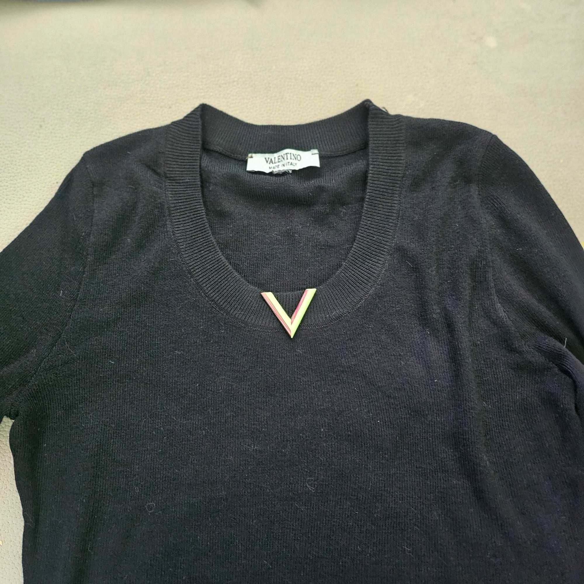 Блузa Valentino черна и блуза голо рамо