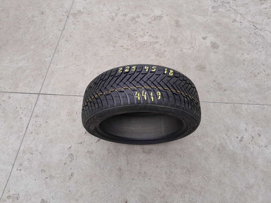 O anvelopa de iarna 225 45 18 nokian watherproof