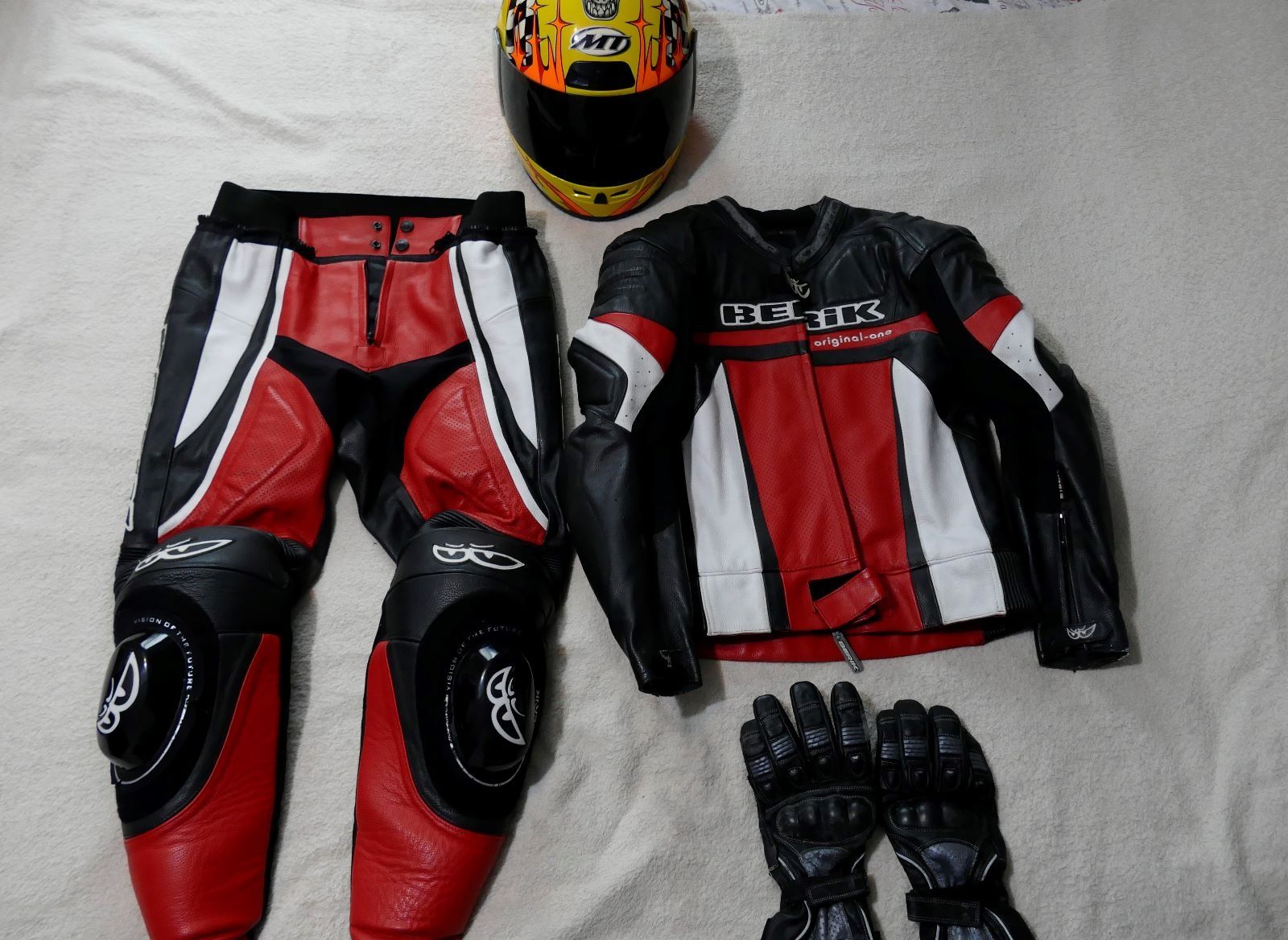 Costum moto, cizme ,casca si manusi