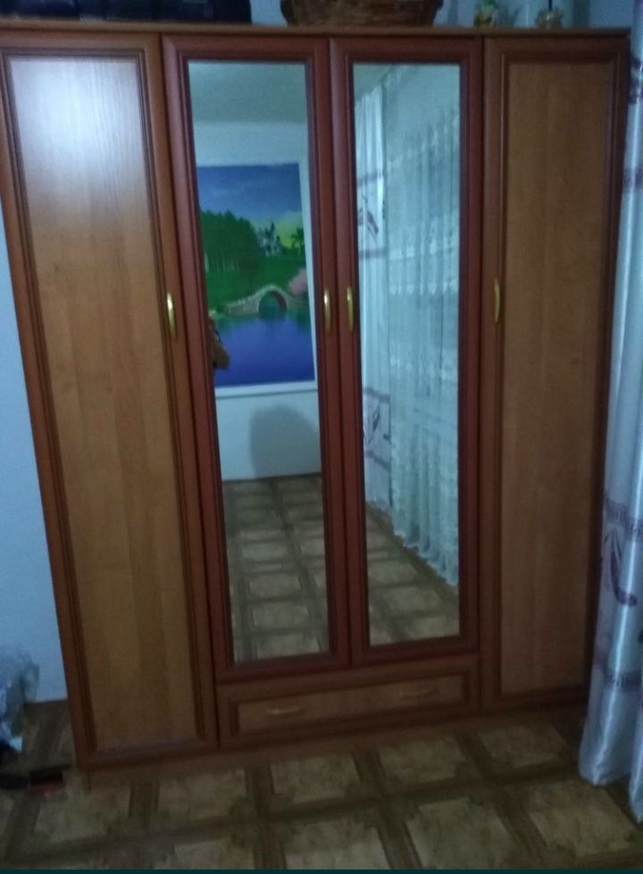 Қолданысқа қолайлы 4 есікті шкаф сатылады.