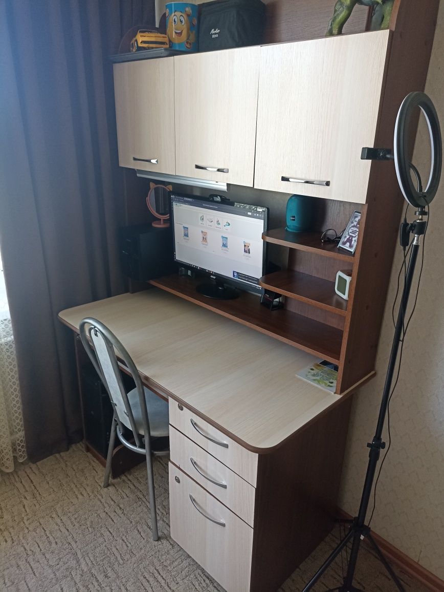 Продам шкаф, кровать, компьютерный стол