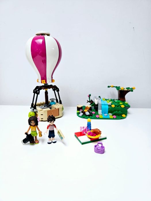 Lego Friends 41097 - Heartlake Hot Air Baloon (2015)