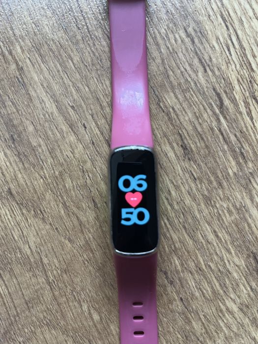 Bratara smart fitness Fitbit Luxe