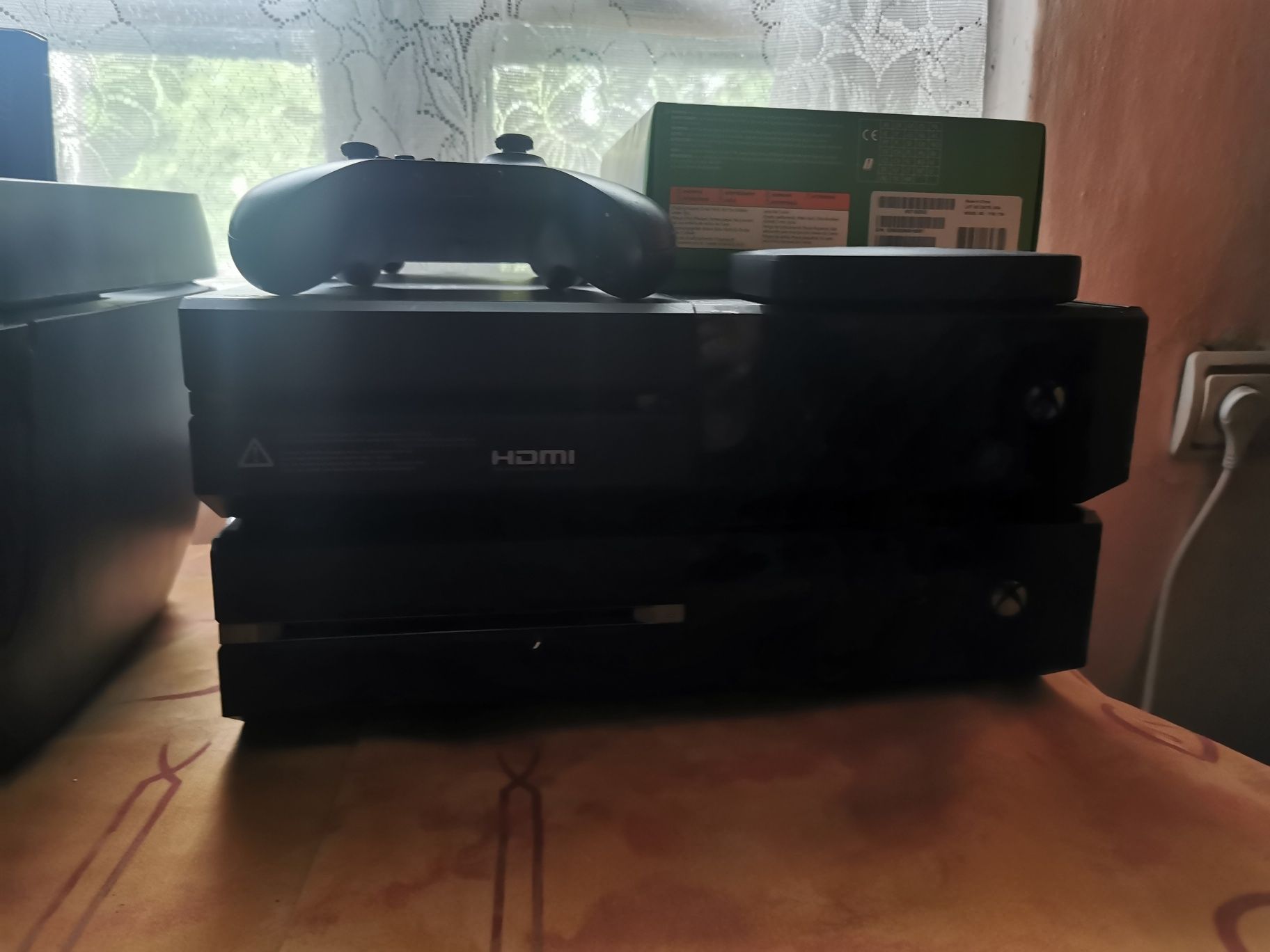 Vand 2 xbox one, hard disk de 1 terra plus 3 manete noi