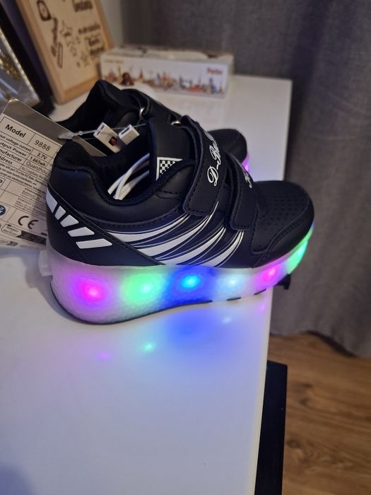 Adidași cu lumini și role