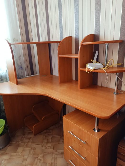 Срочно!!!Компьютерный стол б/у в хорошем состоянии