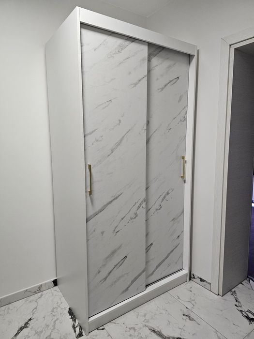 Бял гардероб със мраморен ефект