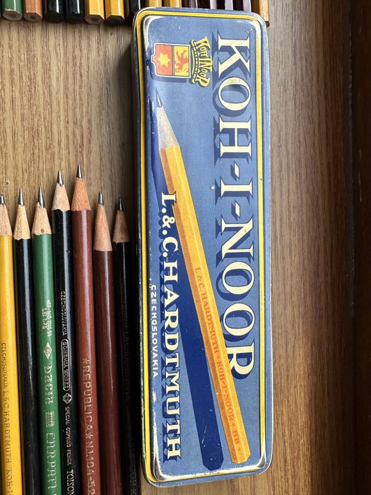 Creioane diverse si cutie Koh I Knoor veche