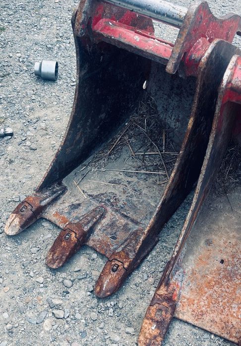 Vând miniexcavator Takeuchi 230