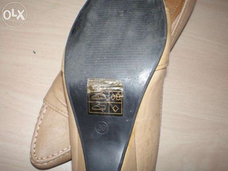 Няколко чифта кожени обувки №37 + подарък памучно яке
