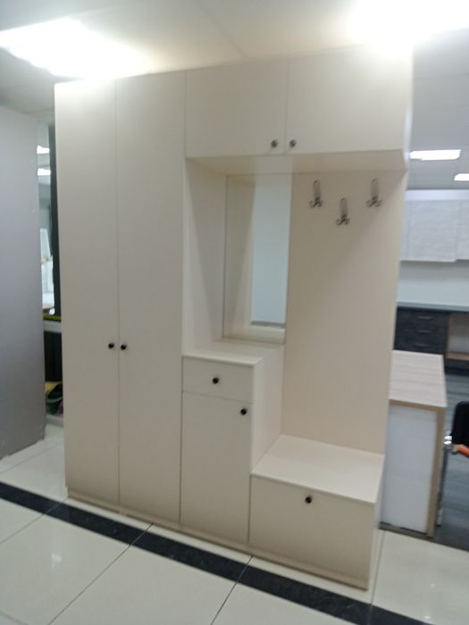 Прихожая новая цвет крем