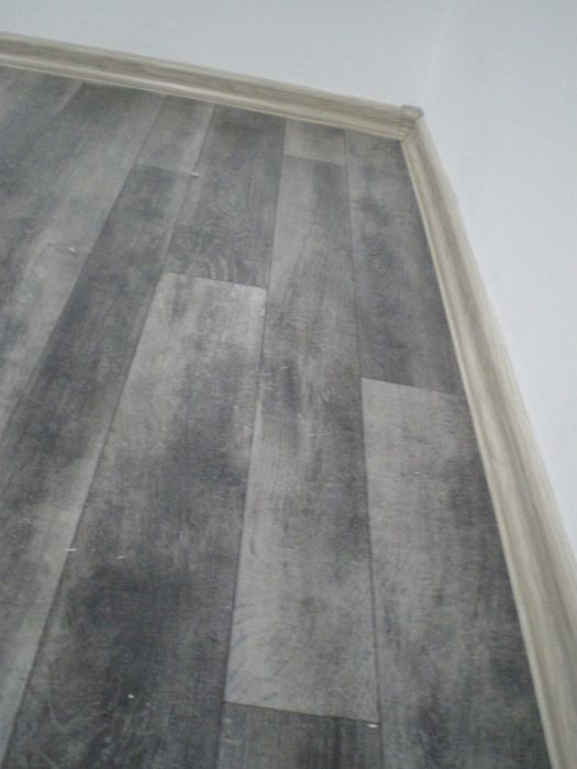 Linoleumul din PVC, cu o lățime de 2 metri și o grosime de 2 mm, este