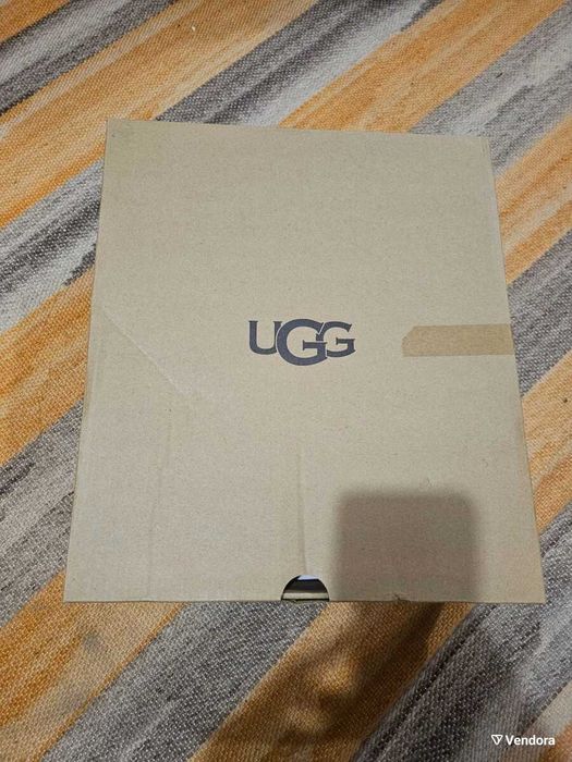 UGG Classic Mini Platform ботуши нови, размер 41, бежов