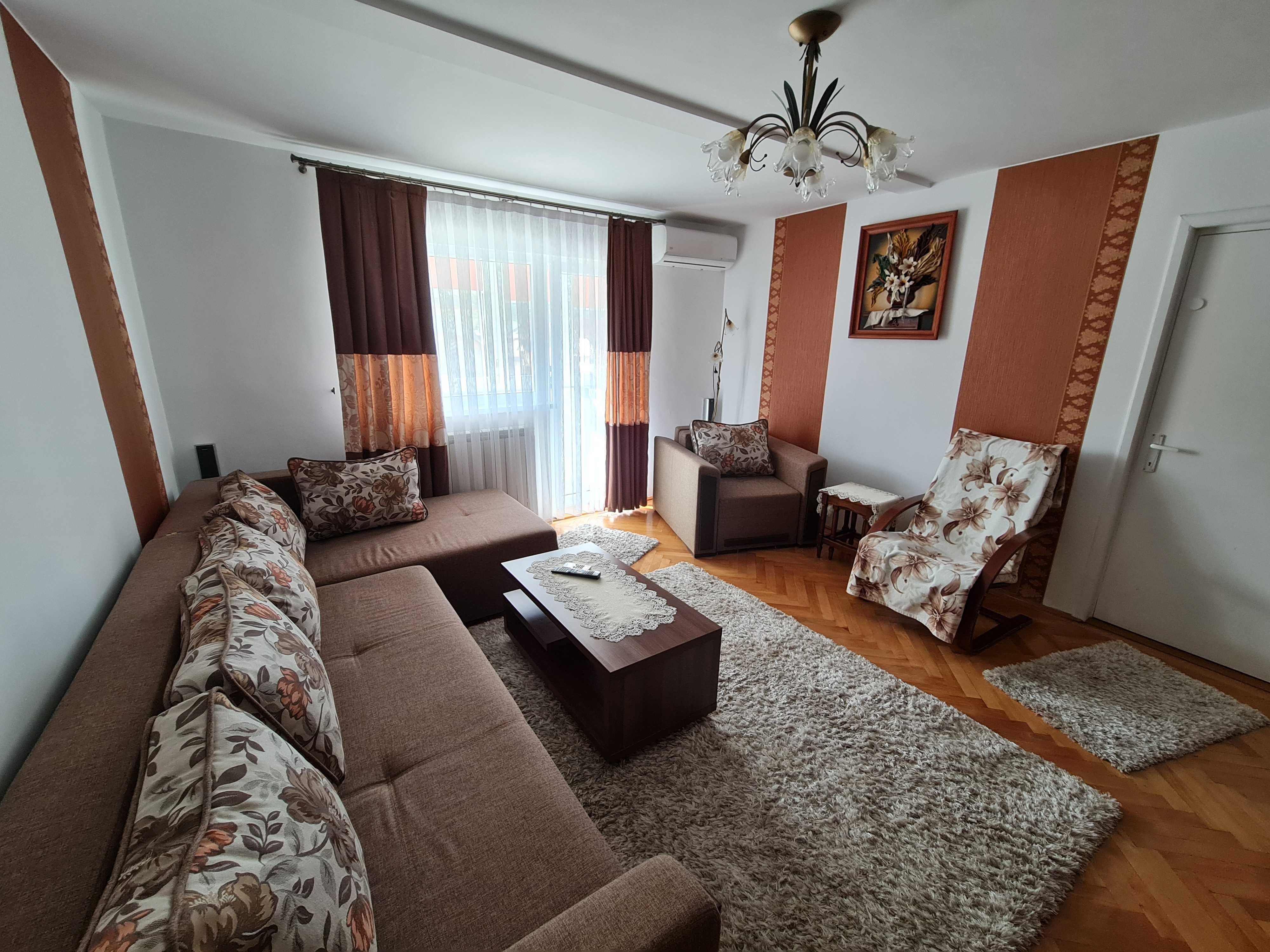 Persoană fizică vând apartament 2 camere în Cetate, zona Piață