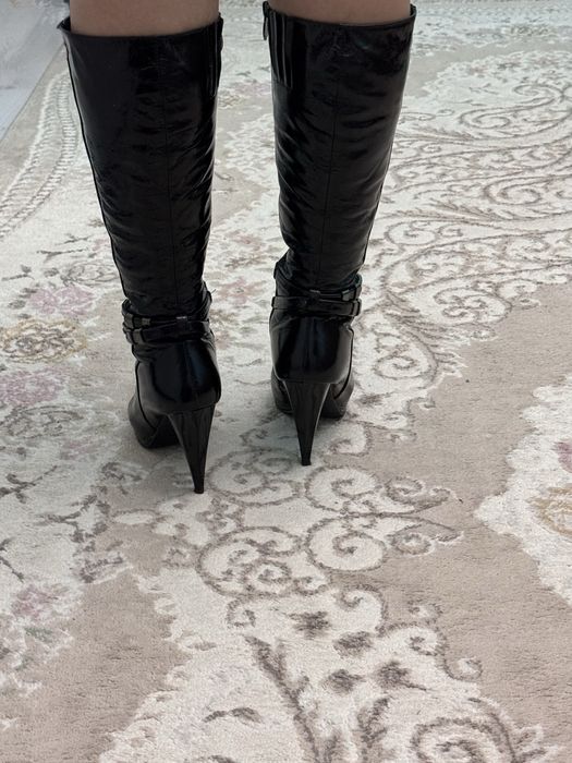Черные лакированные сапоги