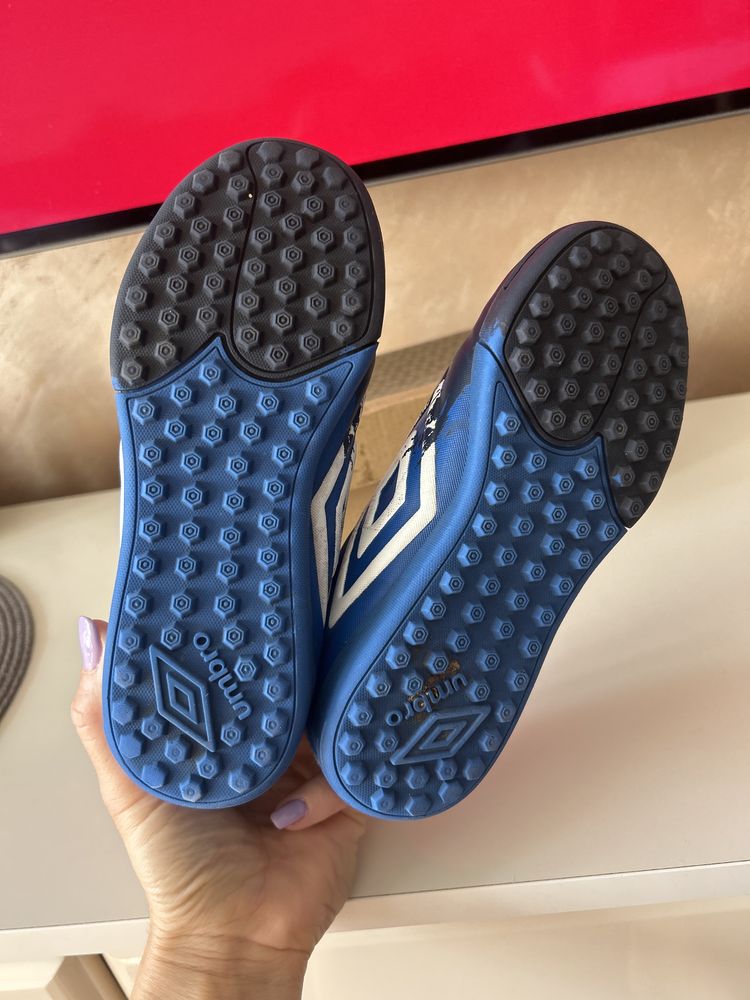 Детски стоножки за футбол umbro, номер 30