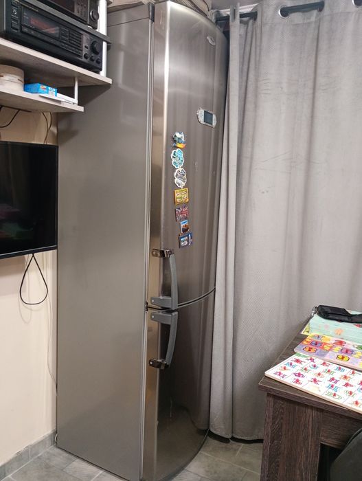 Хладилник с една малка забележка която не пречи ,взимане от място