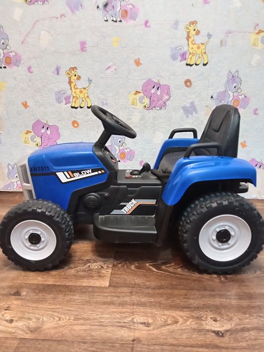 Продам синий трактор с прицепом