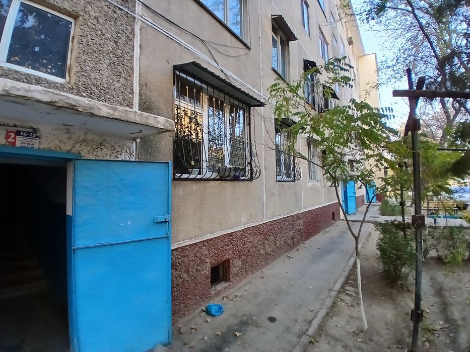 Навоий шахар А. Темур 40 дан 1этаж 3 хонали квартира сотилади.