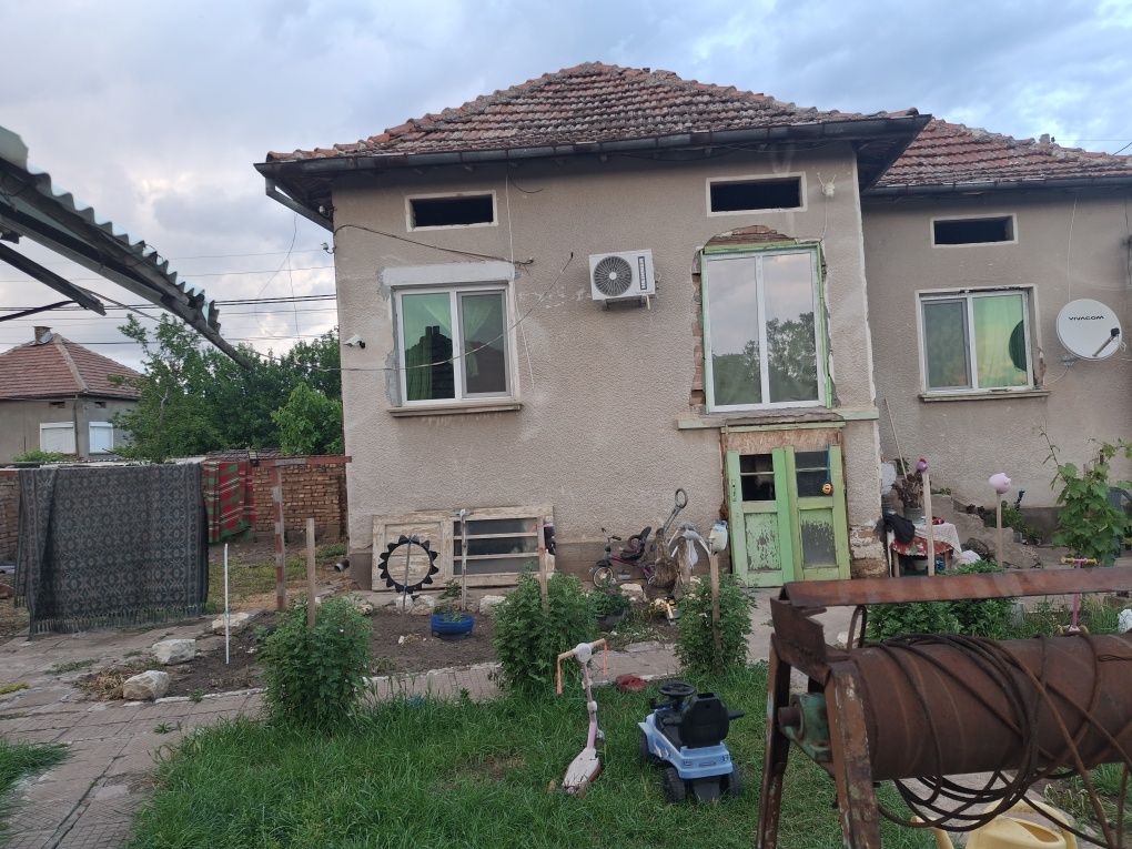 Продавам къща с. Бреница