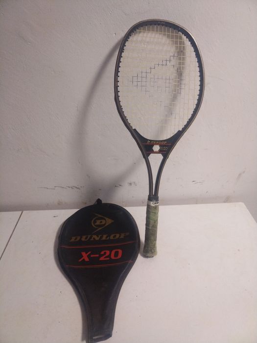 Тенис ракета DUNLOP X20
Комплект с кожен калъф за съхраните.