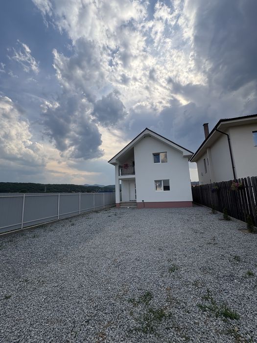 Casă individuală semifinisată în Gilău , zonă centrală. Preț 159000 €