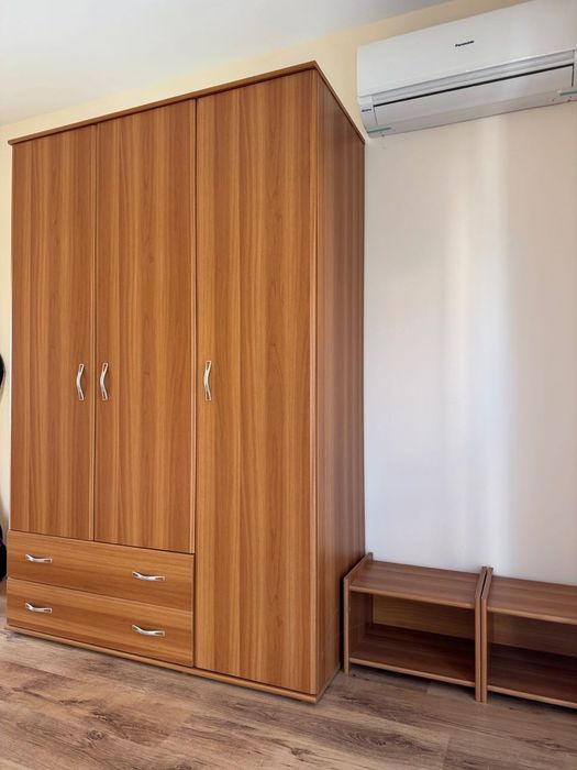 Гардероб трикрилен с две чекмеджета