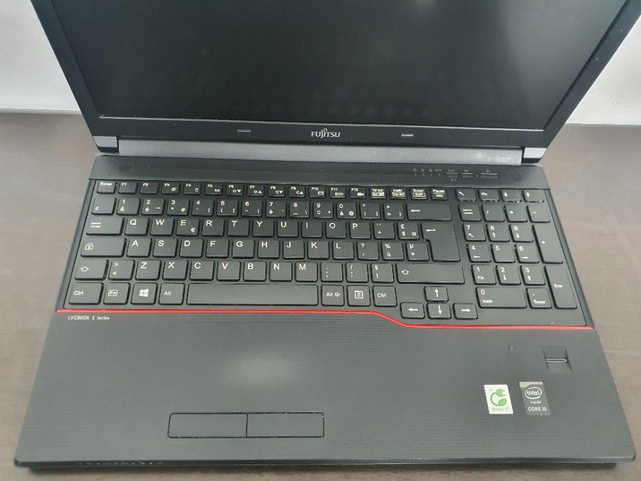 Laptop FUJITSU Lifebook E554 I5 8 GB 256 SSD FULL HD Garantie
