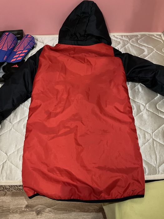 Футболна шуба  много запазена има леко изцапано две точки от мастило