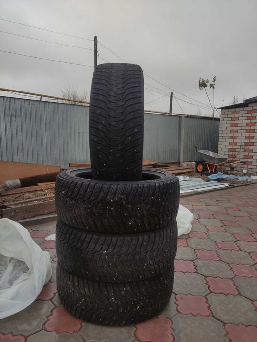 Продам зимние шины комплект. 235/45R18