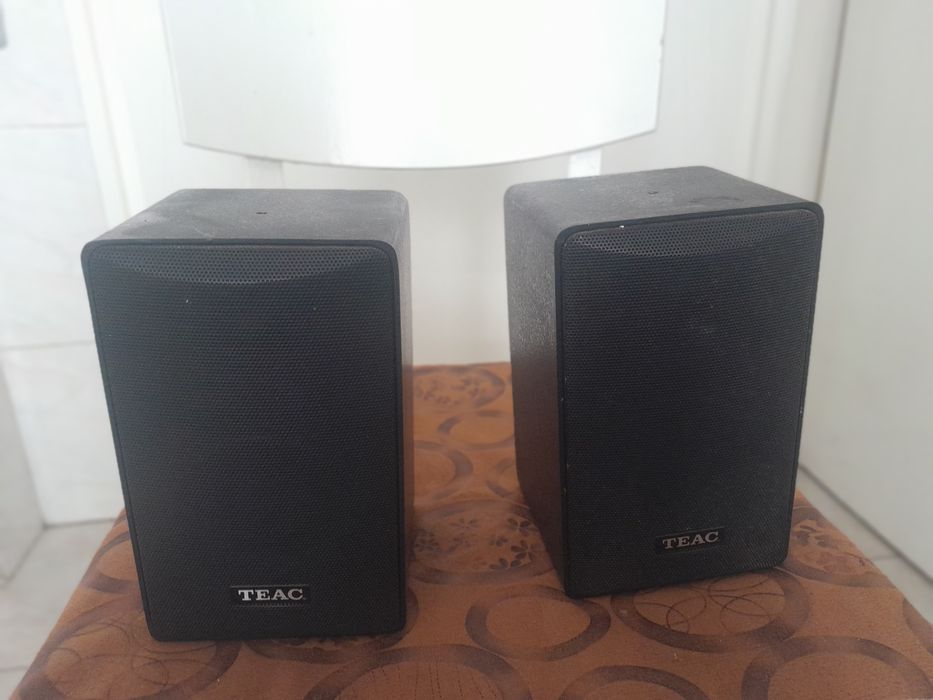 Колони Teac .   .