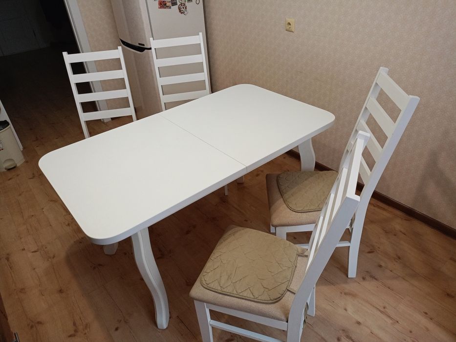 Продам кухонный стол выдвижной со стульями 5 шт