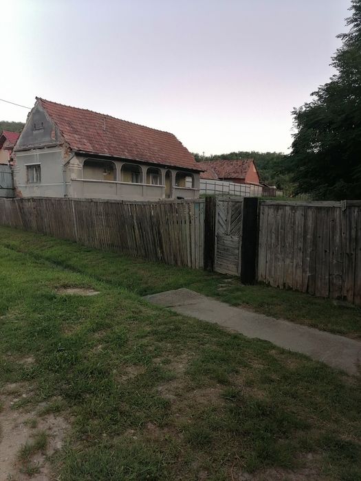 Casă și teren de vânzare