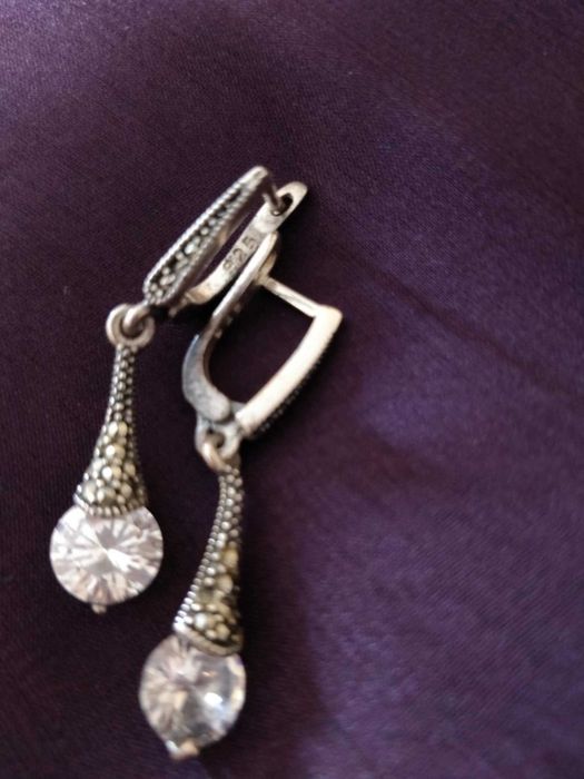 vand o pereche de cercei nou din argint cu piatra alba