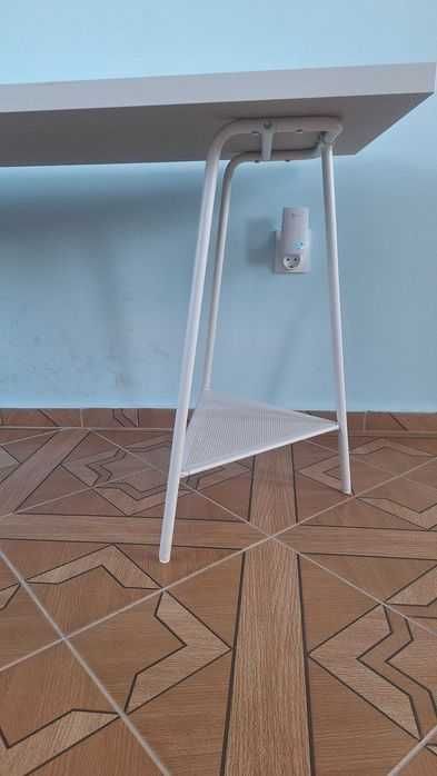 Бюро от ИКЕА с размери 140x60 см