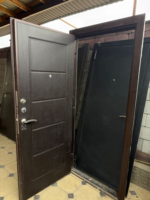 Железная дверь в отличном состоянии
