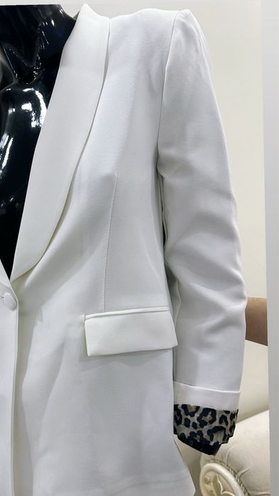 Costum elegant alb -sacou , curea , pantaloni