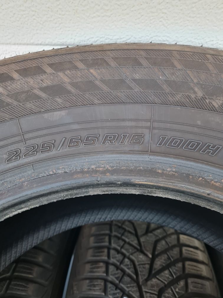 Зимни гуми 4 броя YOKOHAMA BluEarth V905 225 65 R16 дот 1322