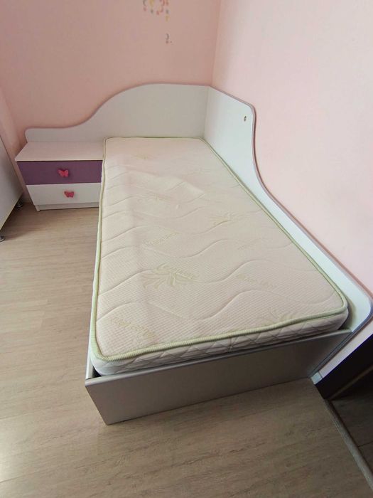 Pat pentru o persoana cu saltea